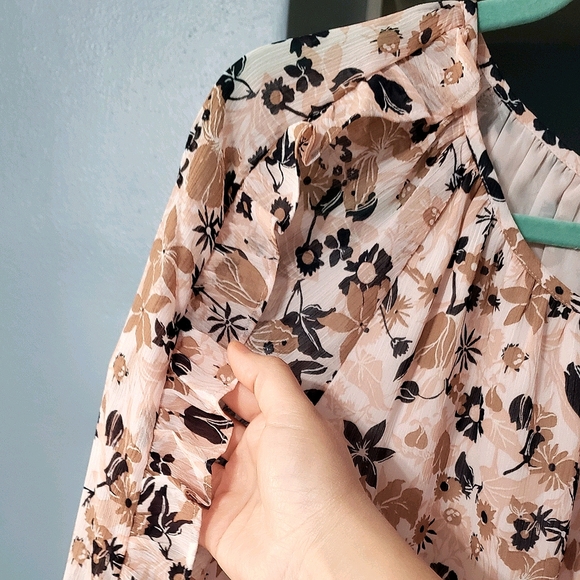 Ann Taylor 🍂🌸 Floral Ruffle sleeve blouse Size M - Picture 5 of 8